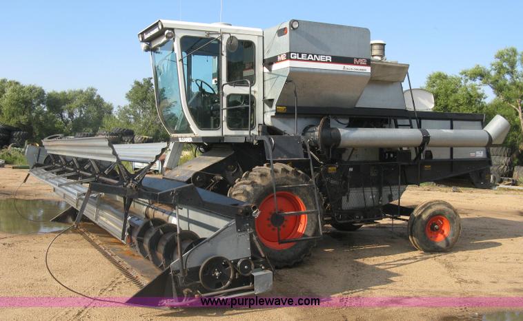 image for item E7985 Gleaner M2 combine