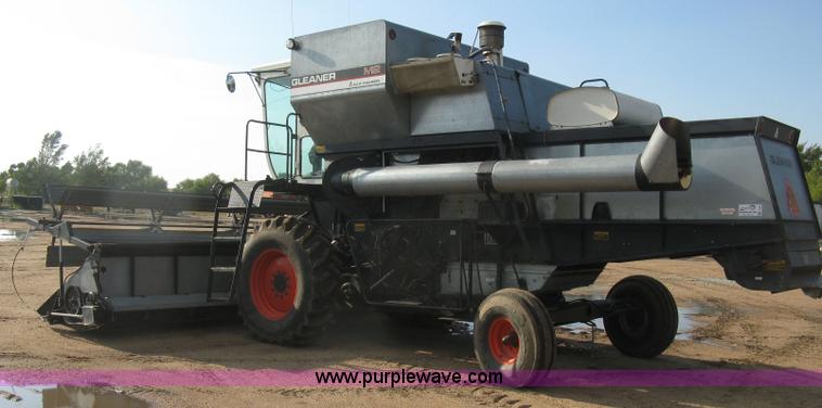 image for item E7985 Gleaner M2 combine