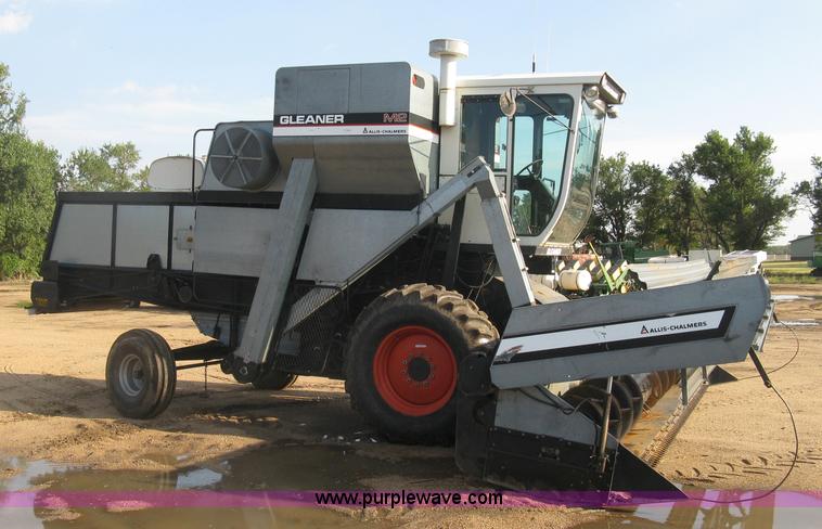 image for item E7985 Gleaner M2 combine