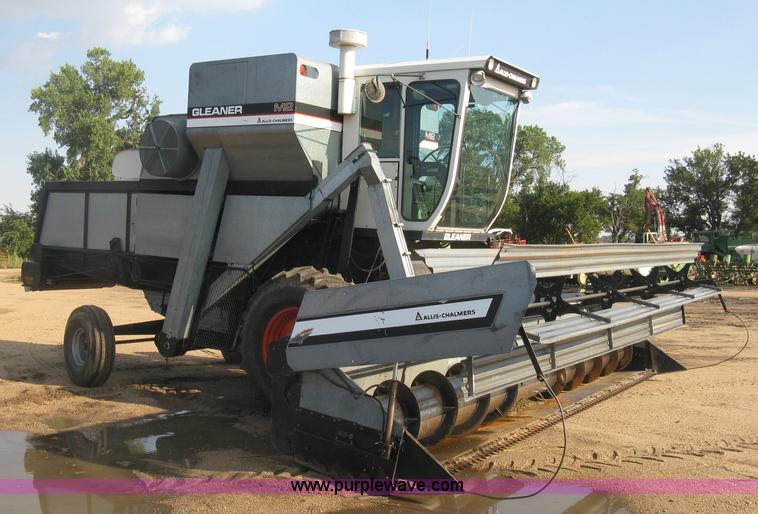 image for item E7985 Gleaner M2 combine