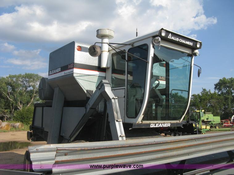 image for item E7985 Gleaner M2 combine