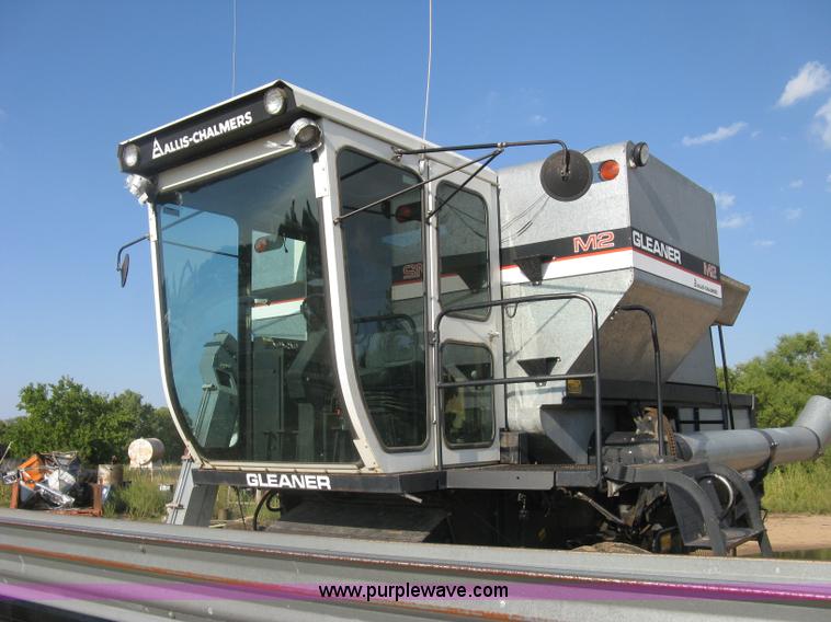 image for item E7985 Gleaner M2 combine