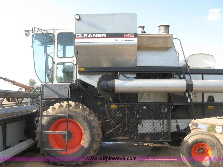 image for item E7985 Gleaner M2 combine