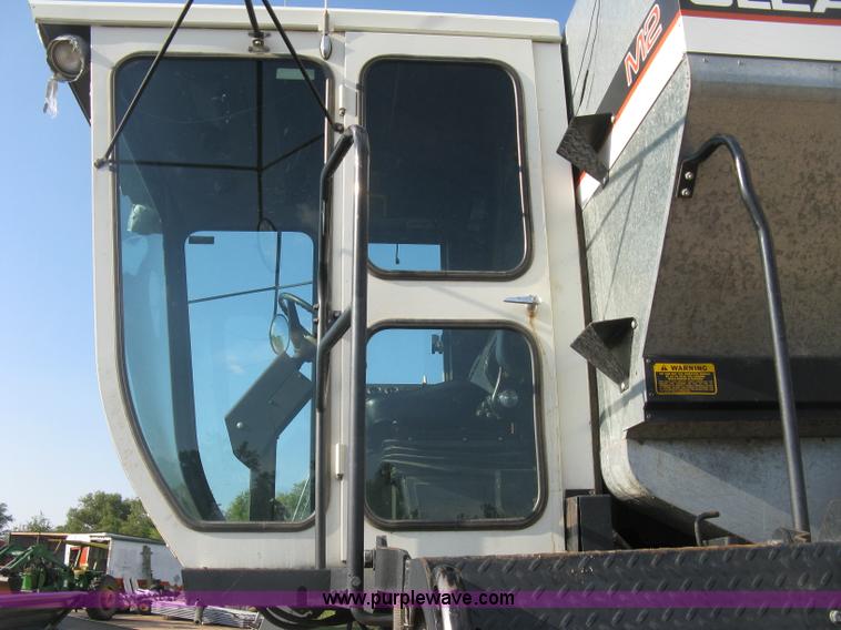 image for item E7985 Gleaner M2 combine