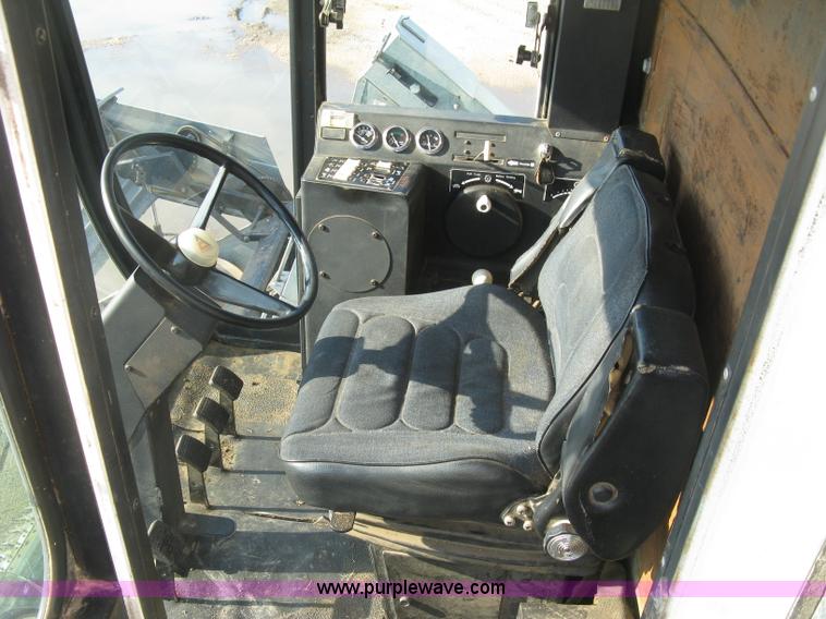 image for item E7985 Gleaner M2 combine