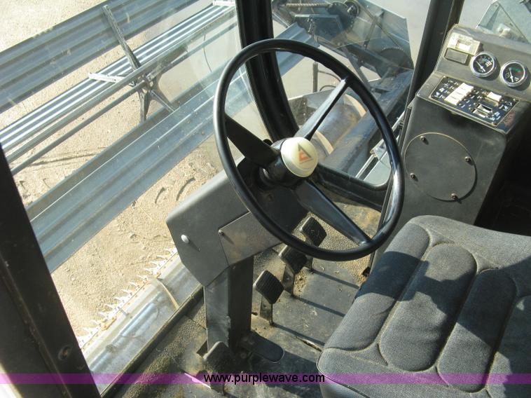 image for item E7985 Gleaner M2 combine