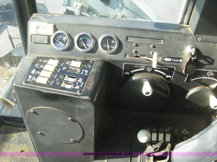 image for item E7985 Gleaner M2 combine