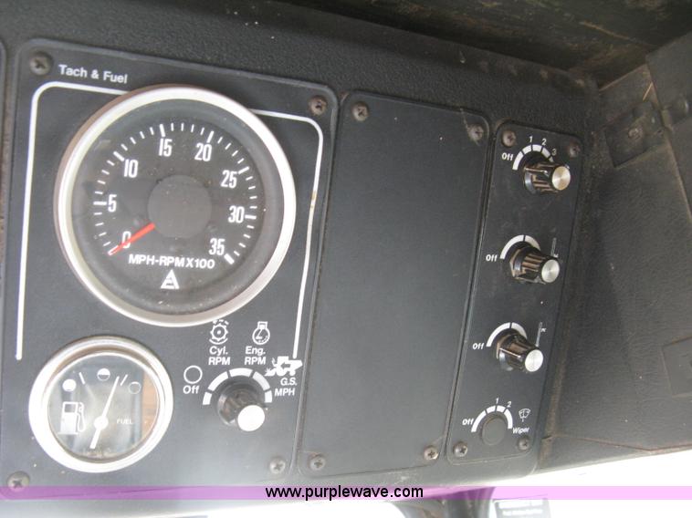 image for item E7985 Gleaner M2 combine