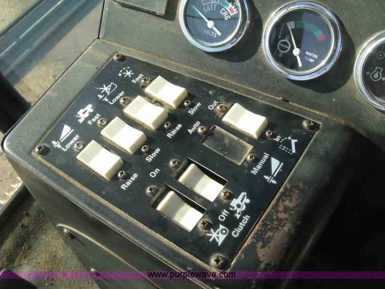 image for item E7985 Gleaner M2 combine