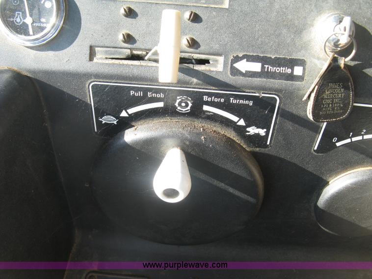 image for item E7985 Gleaner M2 combine