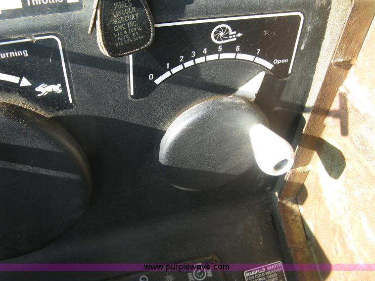 image for item E7985 Gleaner M2 combine