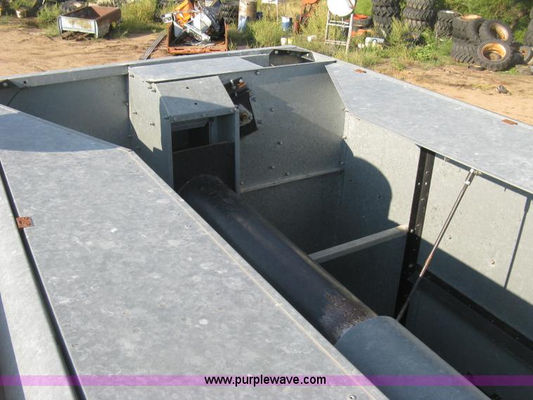 image for item E7985 Gleaner M2 combine