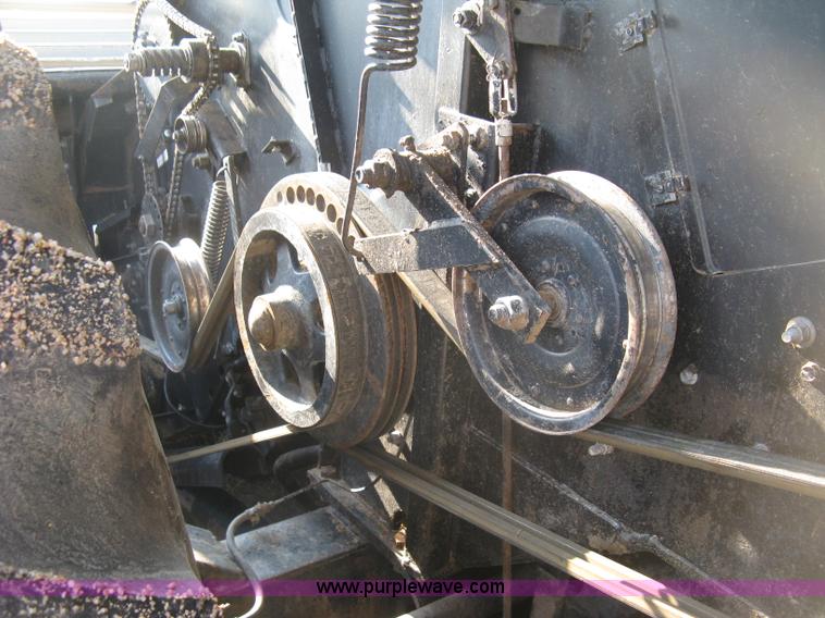 image for item E7985 Gleaner M2 combine