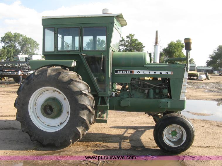 image for item E7986 Oliver 1850 tractor