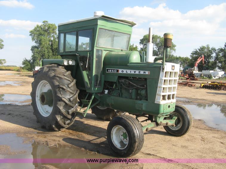image for item E7986 Oliver 1850 tractor