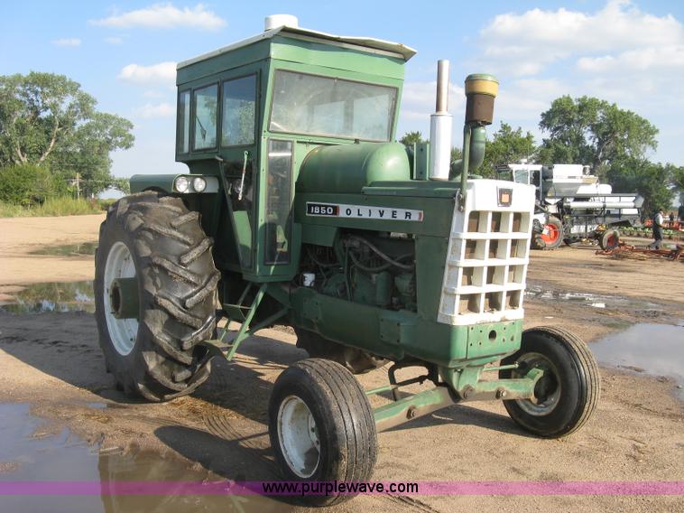 image for item E7986 Oliver 1850 tractor