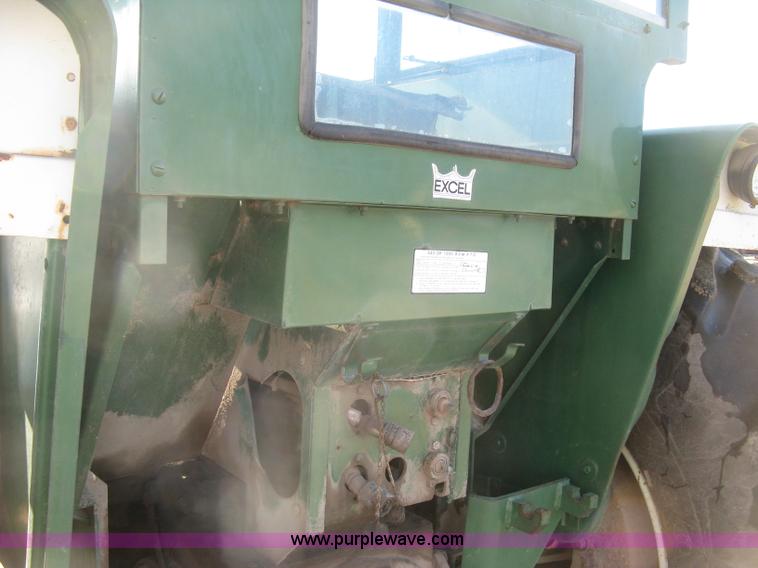 image for item E7986 Oliver 1850 tractor