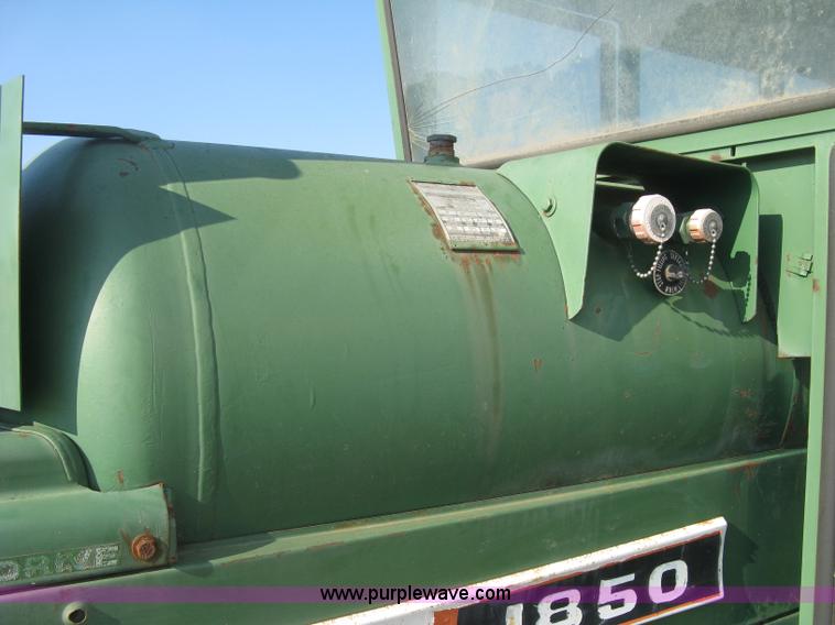 image for item E7986 Oliver 1850 tractor