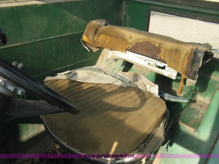 image for item E7986 Oliver 1850 tractor