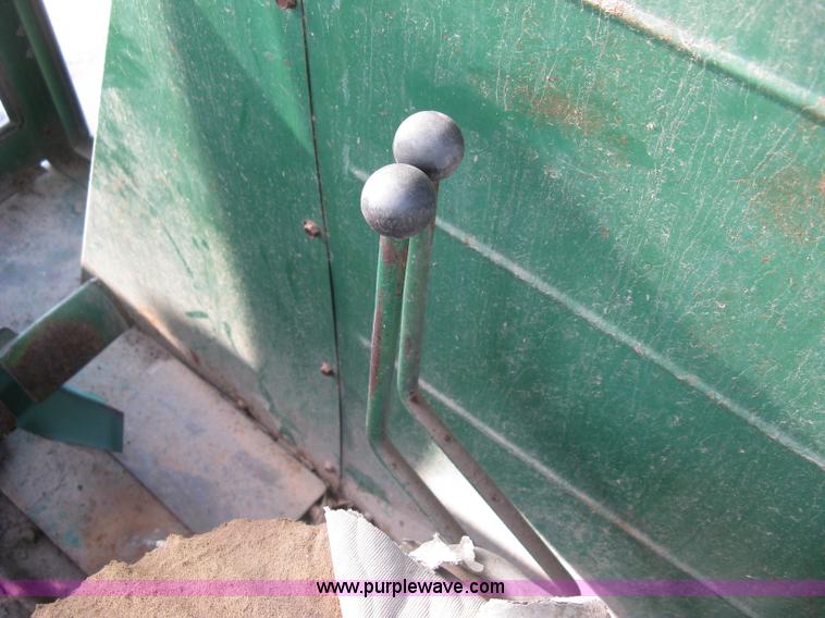 image for item E7986 Oliver 1850 tractor