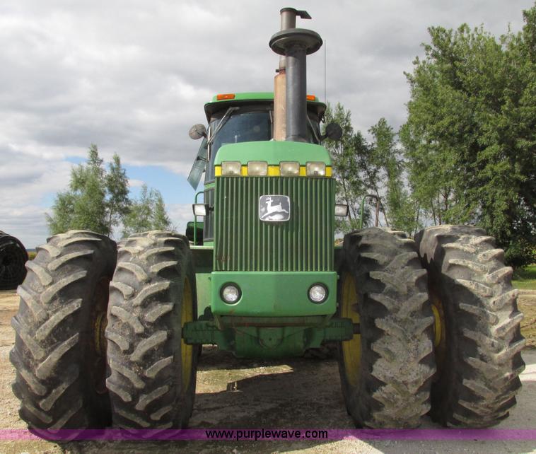 image for item G9943 1976 John Deere 8430 4WD tractor