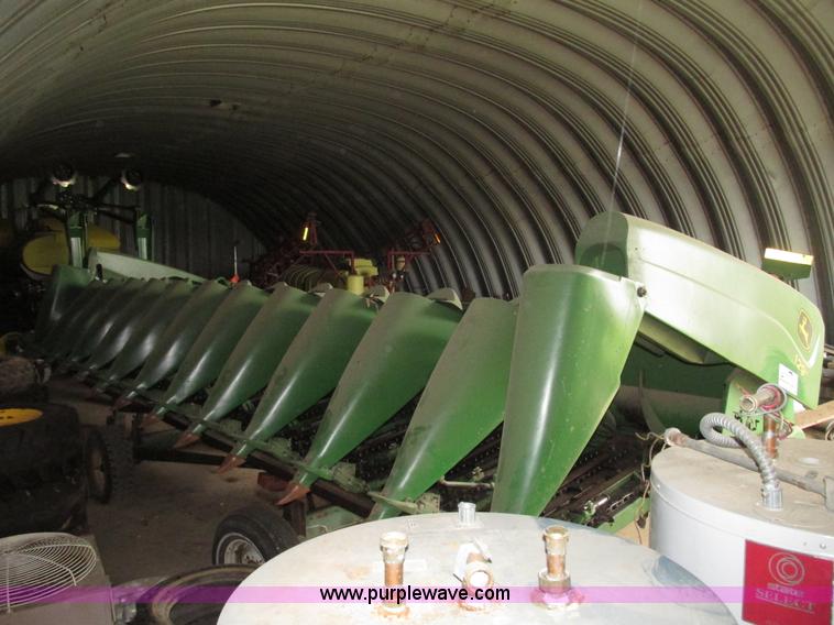 image for item G9984 2004 John Deere 1291 corn head