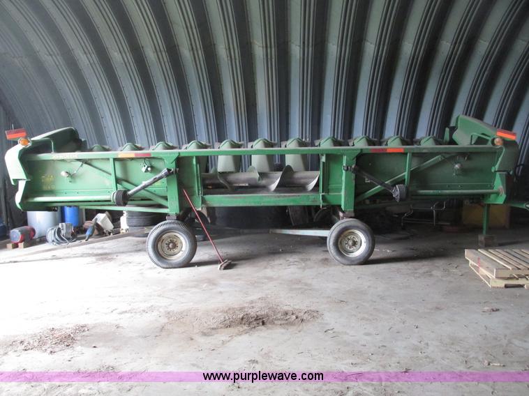 image for item G9984 2004 John Deere 1291 corn head