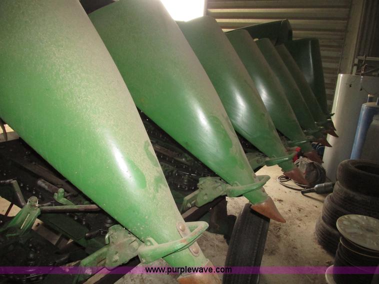 image for item G9984 2004 John Deere 1291 corn head