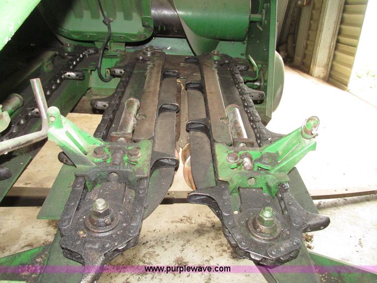 image for item G9984 2004 John Deere 1291 corn head