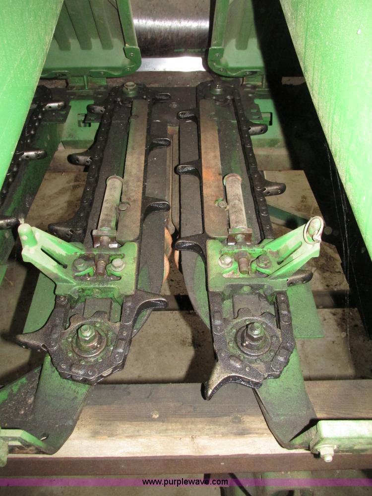 image for item G9984 2004 John Deere 1291 corn head