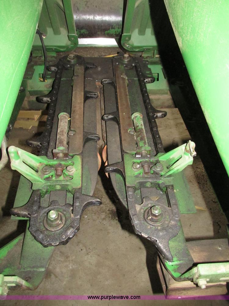 image for item G9984 2004 John Deere 1291 corn head