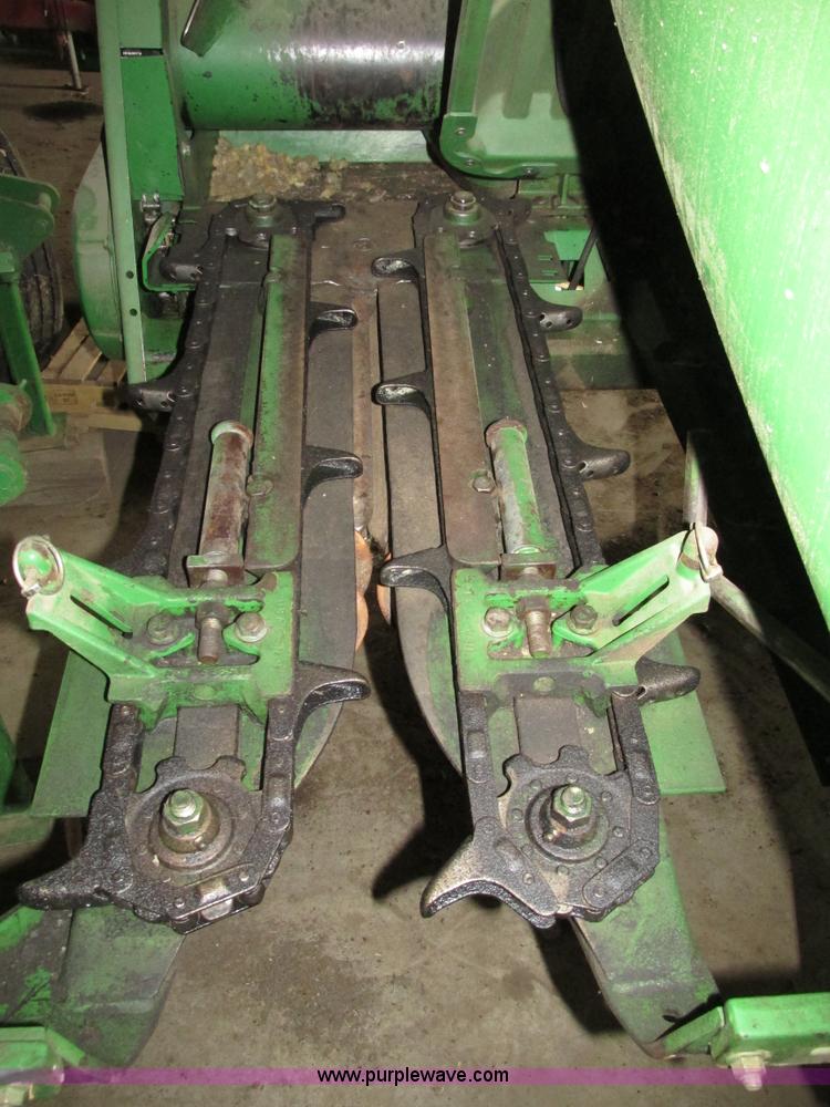 image for item G9984 2004 John Deere 1291 corn head