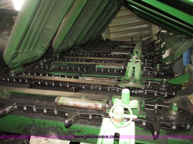 image for item G9984 2004 John Deere 1291 corn head
