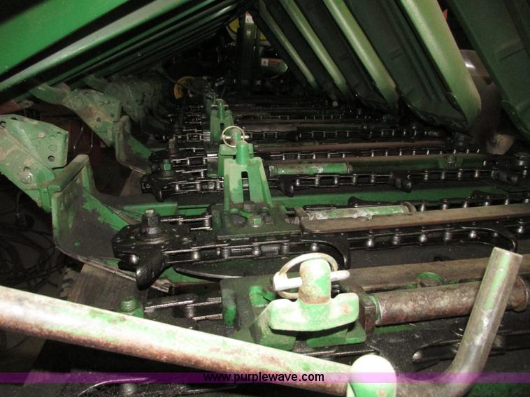 image for item G9984 2004 John Deere 1291 corn head