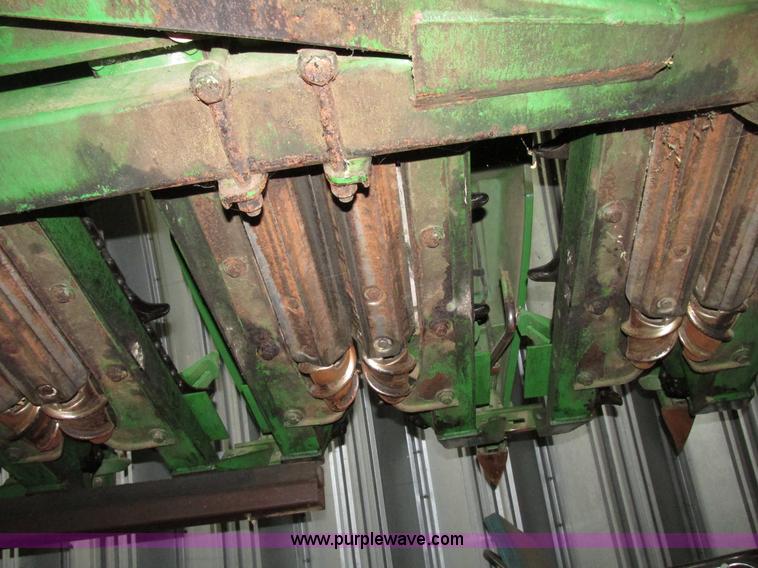 image for item G9984 2004 John Deere 1291 corn head