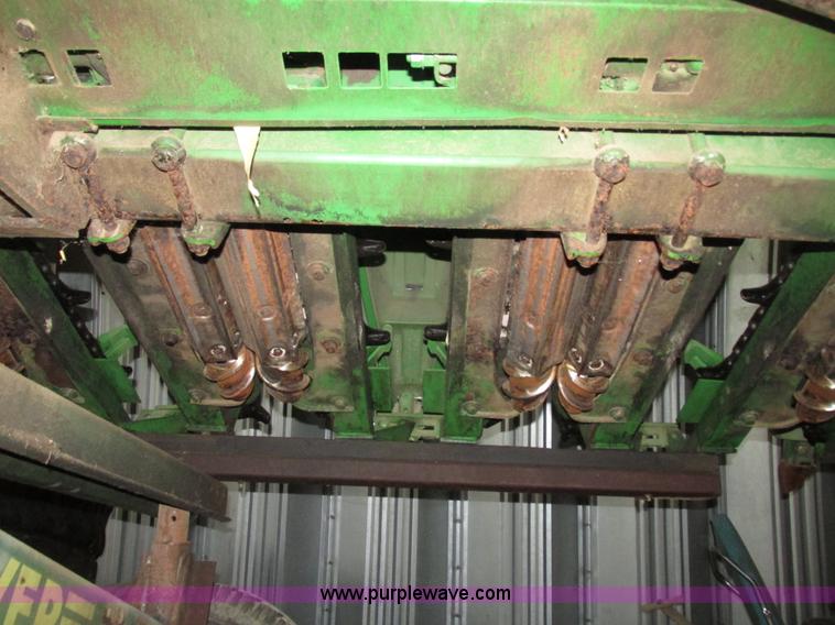 image for item G9984 2004 John Deere 1291 corn head