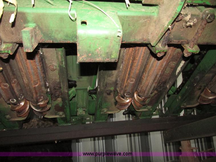 image for item G9984 2004 John Deere 1291 corn head