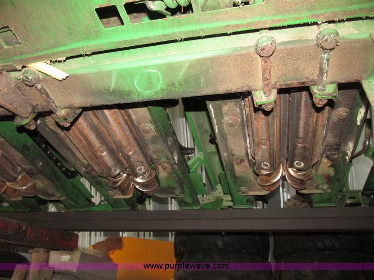 image for item G9984 2004 John Deere 1291 corn head