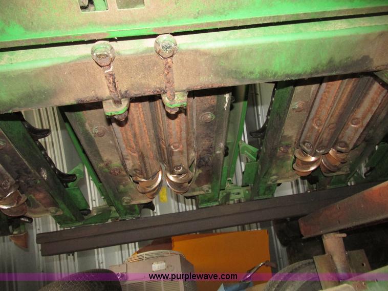 image for item G9984 2004 John Deere 1291 corn head