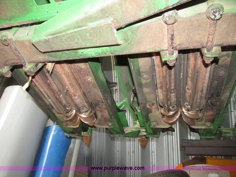 image for item G9984 2004 John Deere 1291 corn head