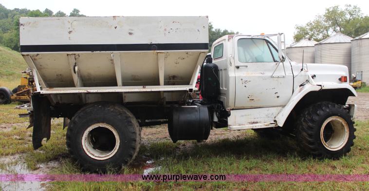 image for item I5852 1981 GMC Minijim fertilizer spreader truck