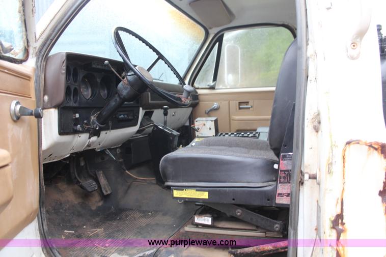 image for item I5852 1981 GMC Minijim fertilizer spreader truck