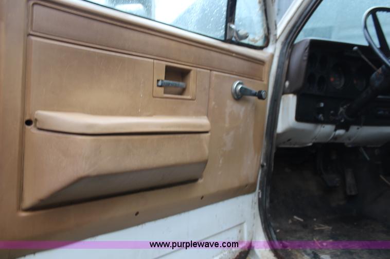 image for item I5852 1981 GMC Minijim fertilizer spreader truck