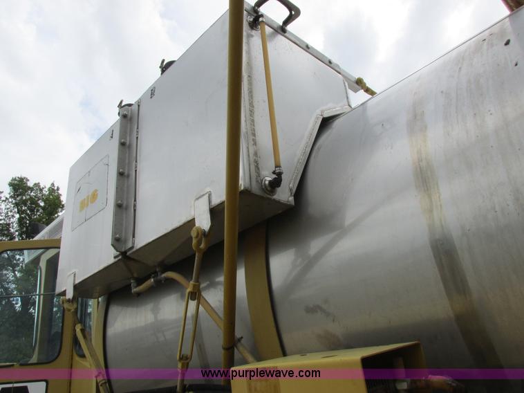 image for item I8954 1994 Big A 2800 self-propelled applicator