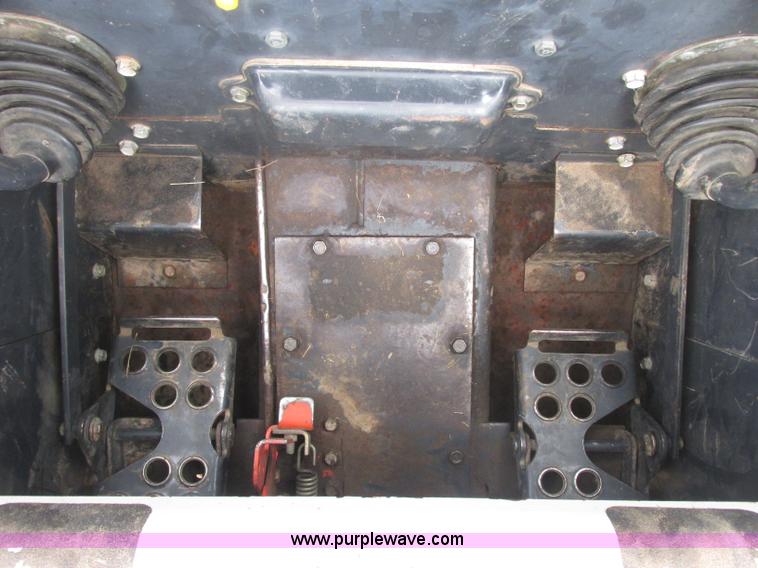 image for item J2413 2000 Bobcat 863 skid steer