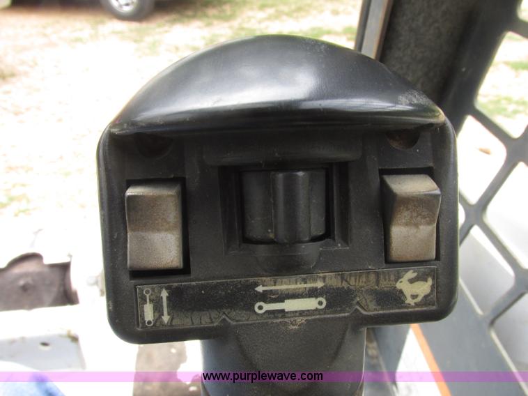 image for item J2413 2000 Bobcat 863 skid steer