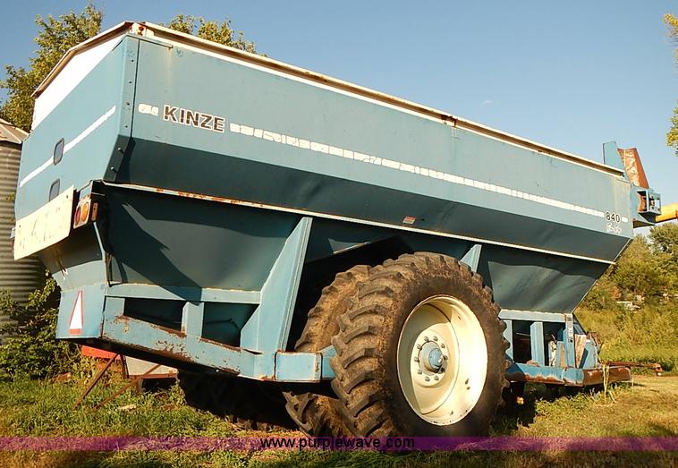 image for item J3123 Kinze 840 row crop grain wagon