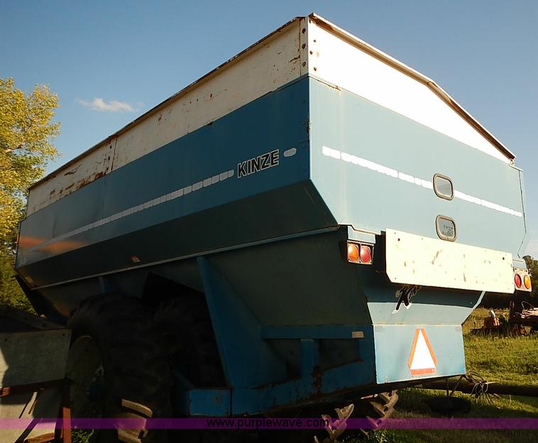 image for item J3123 Kinze 840 row crop grain wagon