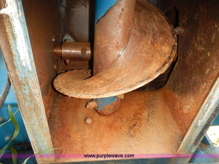 image for item J3123 Kinze 840 row crop grain wagon