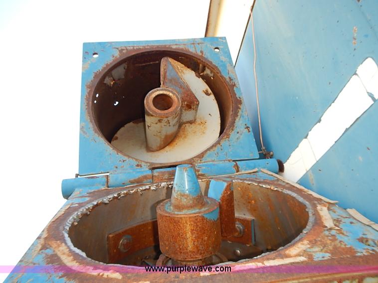 image for item J3123 Kinze 840 row crop grain wagon